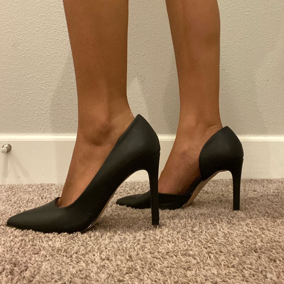 sexy black pumps